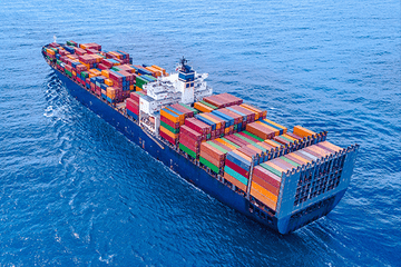 Factores a considerar al elegir el software de transporte marítimo de carga